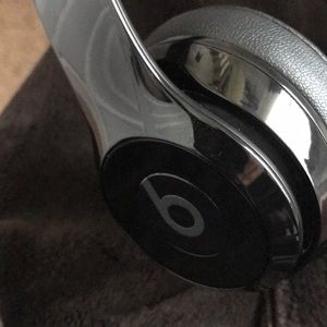 Beats come with box and chargers and case